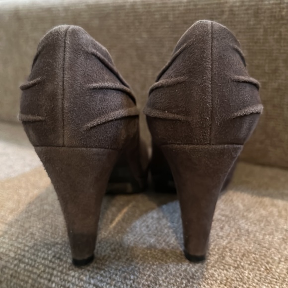 Clarks Brown Suede Shoe-Boot Heel - Picture 2 of 3